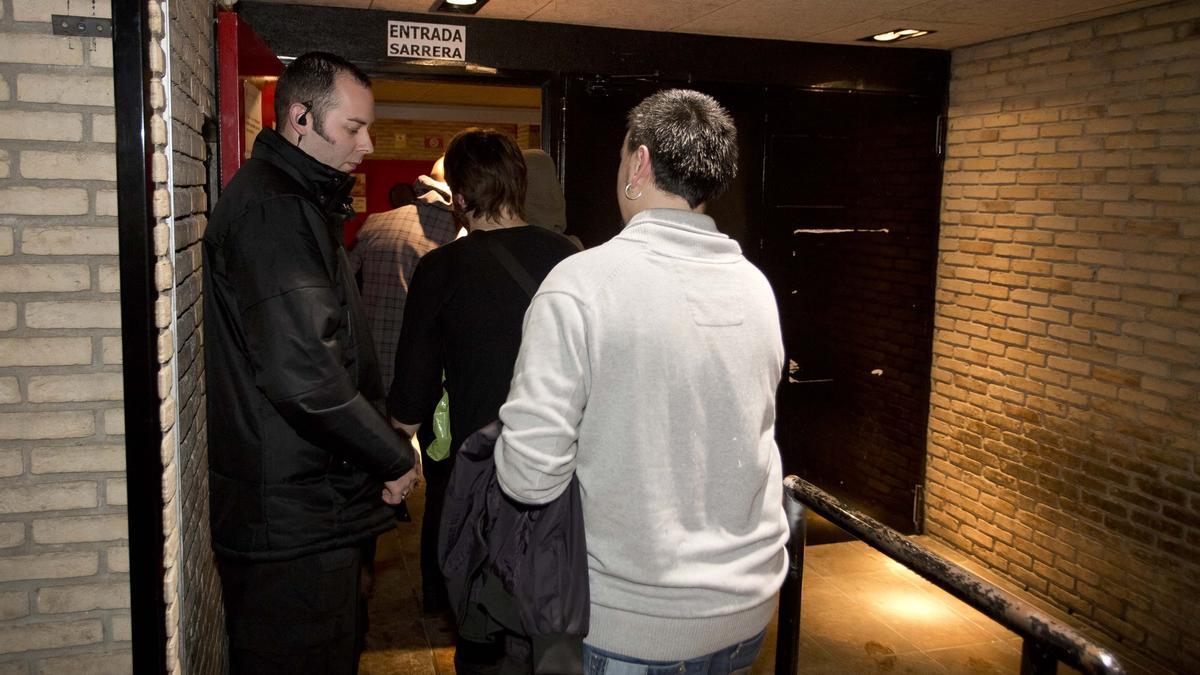 Portero de una discoteca controla a la clientela del local. UNAI BEROIZ