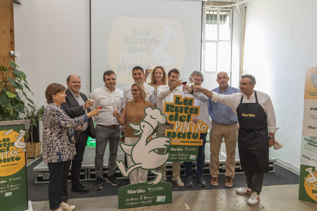 Foto del brindis de la presentación de la Ruta del PintxoPato