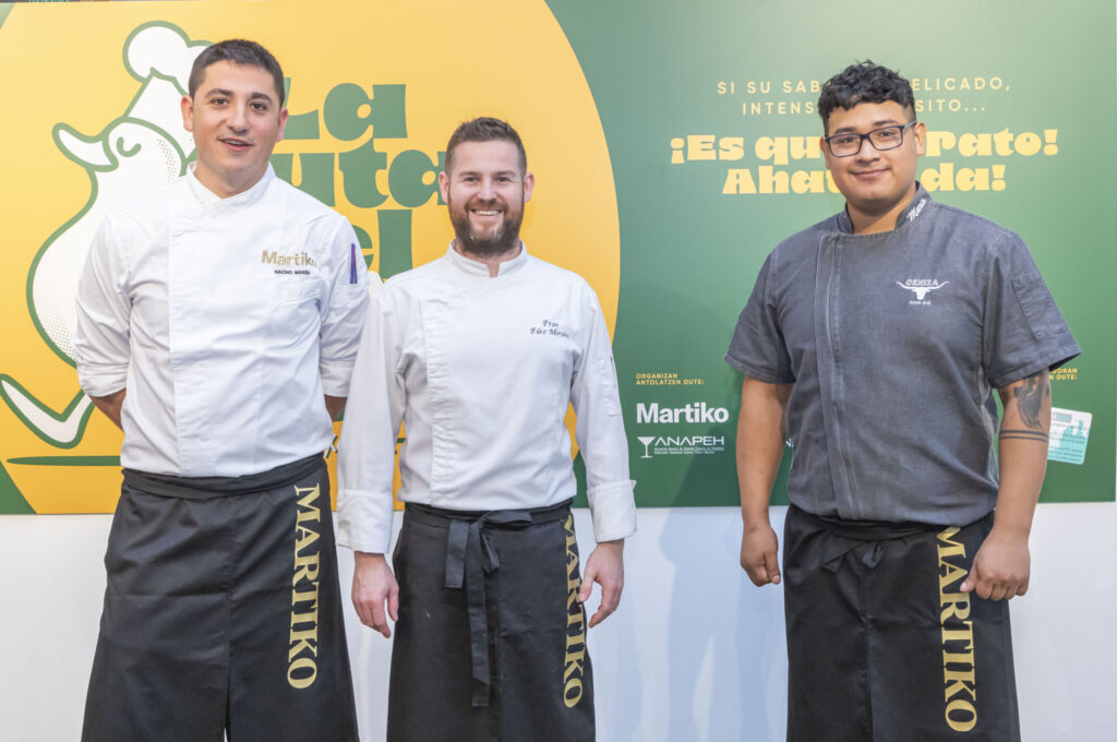 Foto de izquierda a derecha Nacho Marín de Martiko, Fran Fernández de Hospedería Santa Fe y Mario Fernando Soto del Ceniza Urban Grill